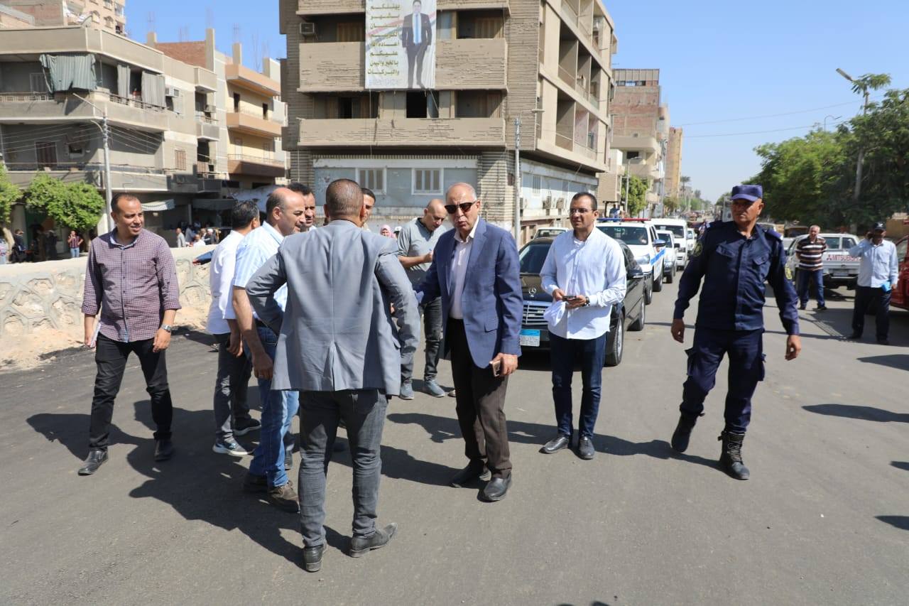 محافظ المنيا يتفقد أعمال رصف وتوسعة الطريق بمركز أبو قرقاص