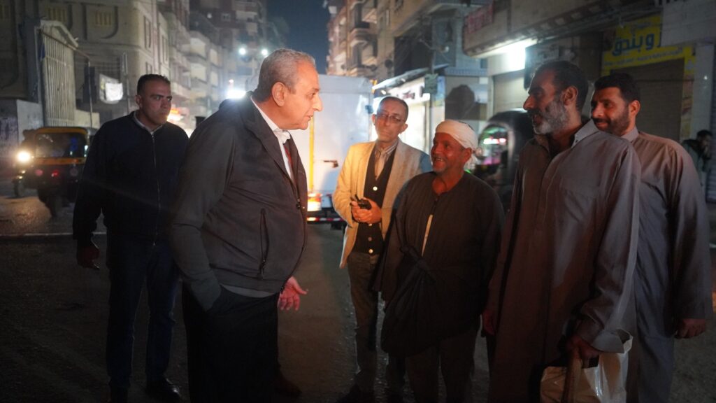 بعد جولته الصباحية .. الجندي يعود منتصف الليل إلى شارع الترعة بالمحلة متابعاً أعمال النظافة