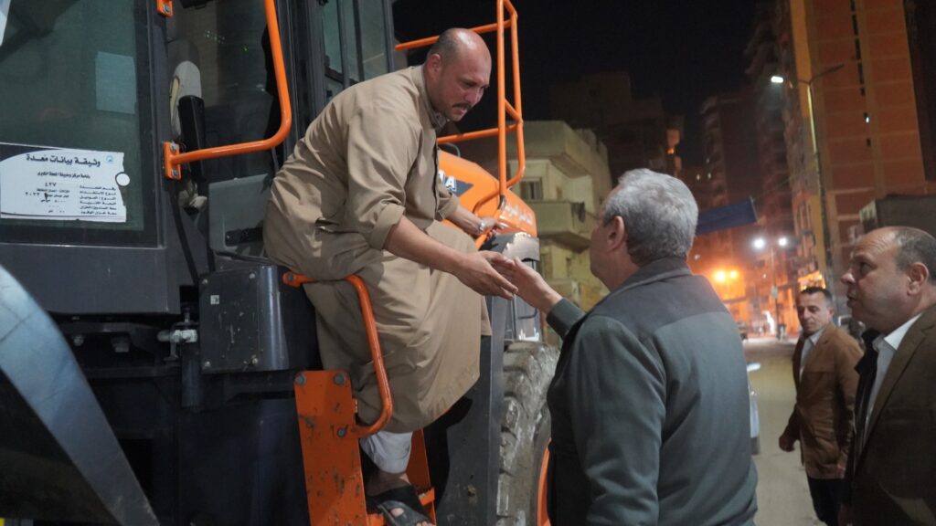 بعد جولته الصباحية .. الجندي يعود منتصف الليل إلى شارع الترعة بالمحلة متابعاً أعمال النظافة