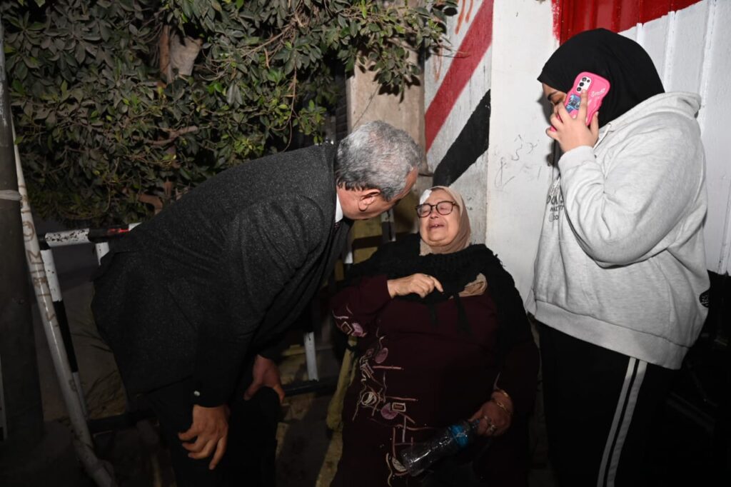 المحافظ الإنسان.. الجندي يتدخل فور تعثّر سيدة مسنّة خلال متابعته لجان الإعادة بالمحلة