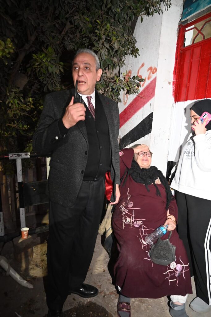 المحافظ الإنسان.. الجندي يتدخل فور تعثّر سيدة مسنّة خلال متابعته لجان الإعادة بالمحلة