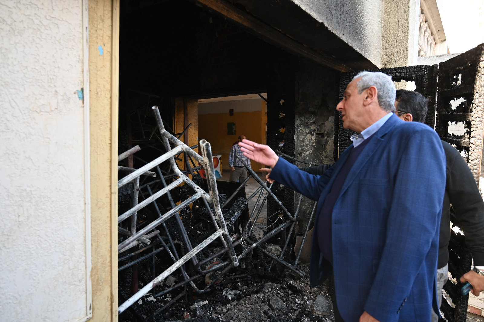 محافظ الغربية يعلن السيطرة على حريق مسرح مدرسة طنطا الزراعية دون إصابات