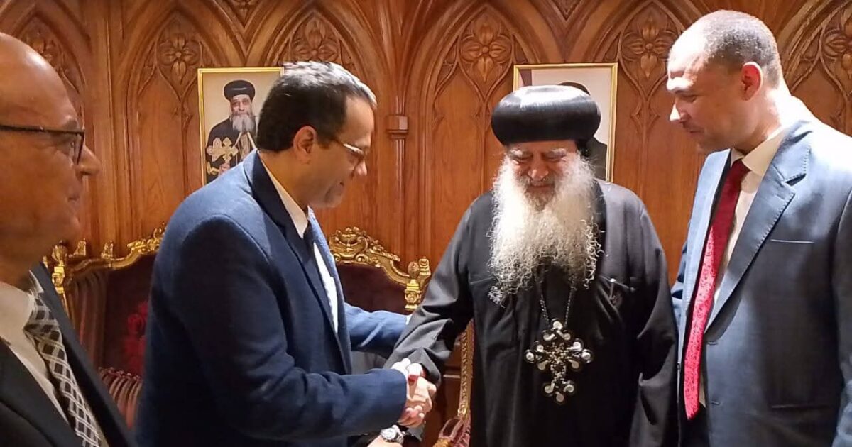 وكيل وزارة التربية والتعليم بالغربية يهنئ نيافة الأنبا بولا مطران طنطا وتوابعها 