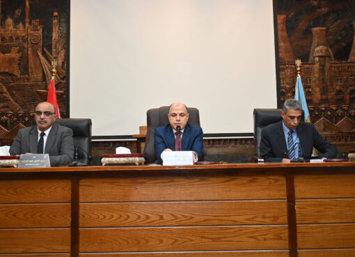 محافظ الغربية يعقد اجتماعًا موسعًا مع مديري المديريات الخدمية ورؤساء الشركات والهيئات 