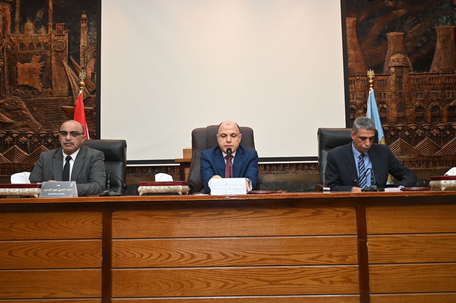 محافظ الغربية يعقد اجتماعًا موسعًا مع مديري المديريات الخدمية ورؤساء الشركات والهيئات 