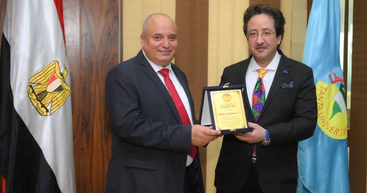 تقديرًا لعطائه المتميز…نائب رئيس جامعة طنطا يكرم أمين عام الجامعة
