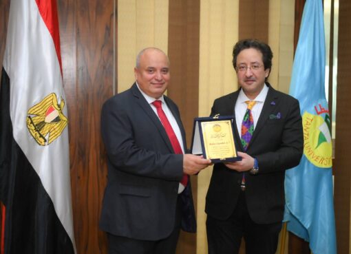 تقديرًا لعطائه المتميز…نائب رئيس جامعة طنطا يكرم أمين عام الجامعة