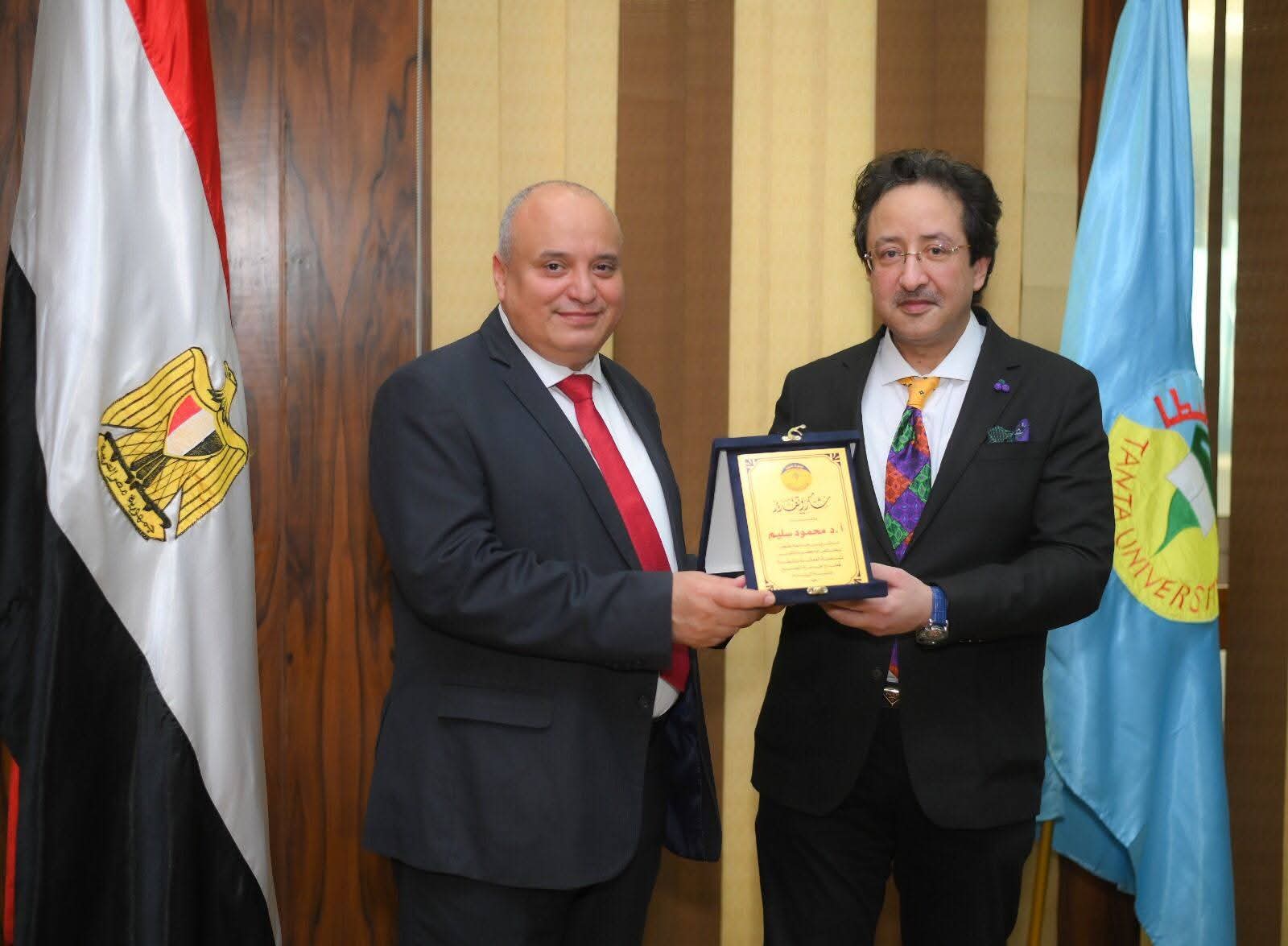 تقديرًا لعطائه المتميز…نائب رئيس جامعة طنطا يكرم أمين عام الجامعة