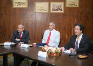 تقديرًا لعطائه المتميز…نائب رئيس جامعة طنطا يكرم أمين عام الجامعة