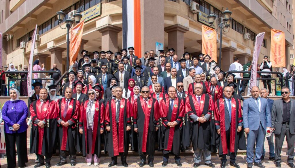 رئيس جامعة طنطا يشهد تخرج الدفعة 52 لطلاب البكالوريوس والدفعة 44 من الدراسات العليا بكلية التجارة
