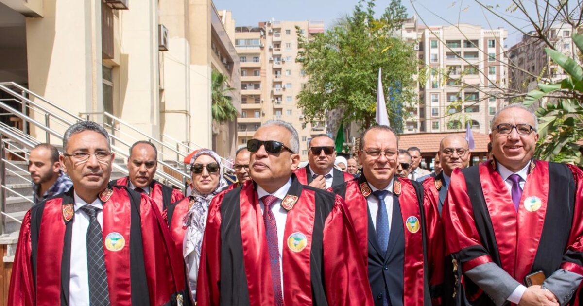 رئيس جامعة طنطا يشهد تخرج الدفعة 52 لطلاب البكالوريوس والدفعة 44 من الدراسات العليا بكلية التجارة