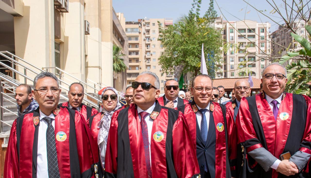 رئيس جامعة طنطا يشهد تخرج الدفعة 52 لطلاب البكالوريوس والدفعة 44 من الدراسات العليا بكلية التجارة